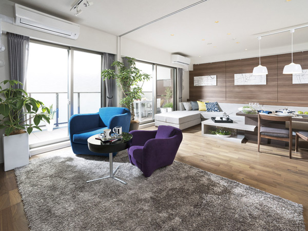 Interior.  [living ・ dining] Spend the calm relaxation of the moment. Enjoy the fun Talking time invited guest. living ・ I would like to request to dining, The various scenes in the life, Tolerance to catch with a clear. Wide space and the south-facing dwelling unit 98% of the sunlight will create an expressive space.