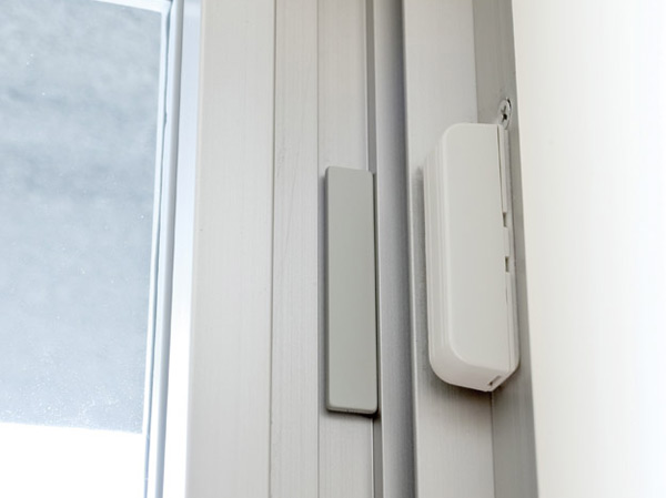 Security.  [Security sensors] It sounded the alarm and is opened illegally window at the time of crime prevention set, And at the same time inform the abnormality around, Building manager office ・ Place a very alert to the security company.  ※ Security sensors installed on the first floor dwelling unit and the second floor K type of the west side of the windows (except for the surface lattice with window) ※ Amenities of the web is all the same specification.