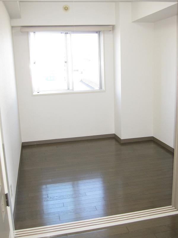 Non-living room. Western-style: it leads I opened the door and LDK.