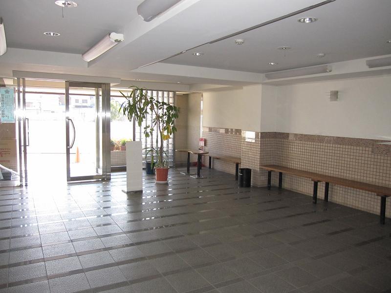 Entrance. Spacious entrance. And in good management, It is very beautiful.