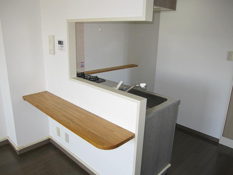 Kitchen. Convenient counter kitchen.