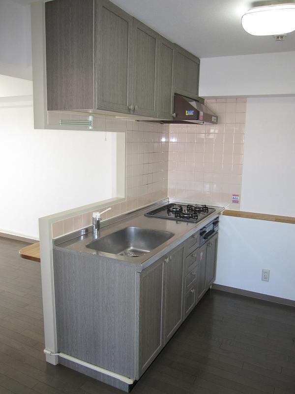 Kitchen. 3-neck stove system Kitchen, Storage capacity wealth is.