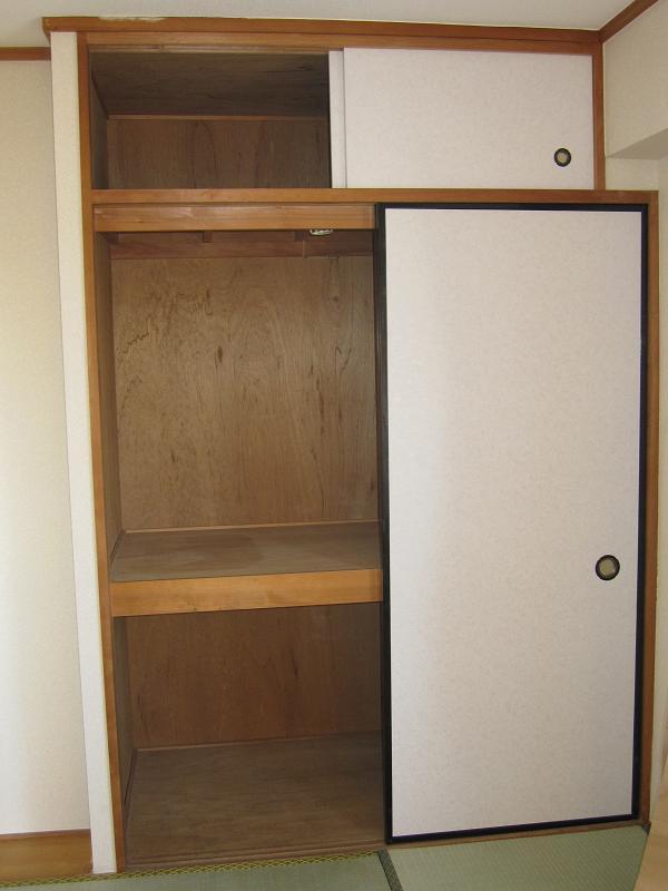 Receipt. The Japanese-style room, There is a closet of with upper closet.
