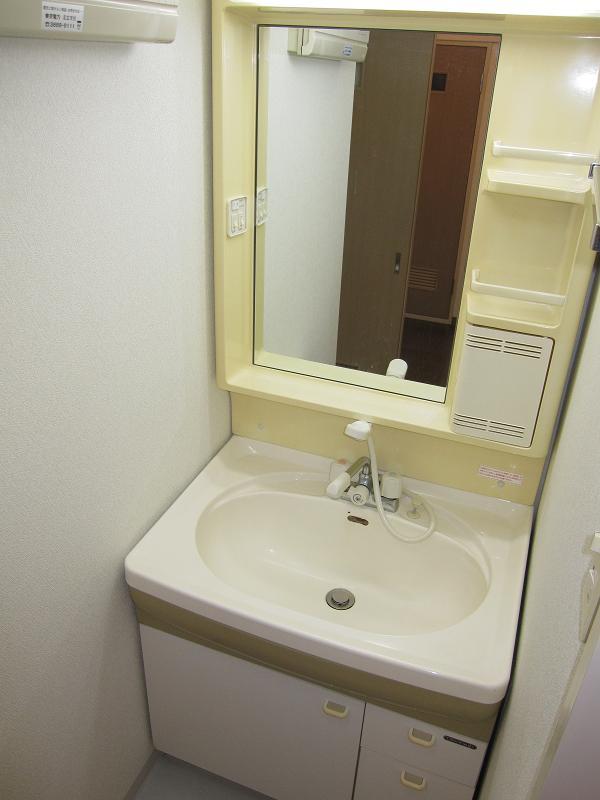 Wash basin, toilet. Washbasin, Fogging ・ It is with a shower.