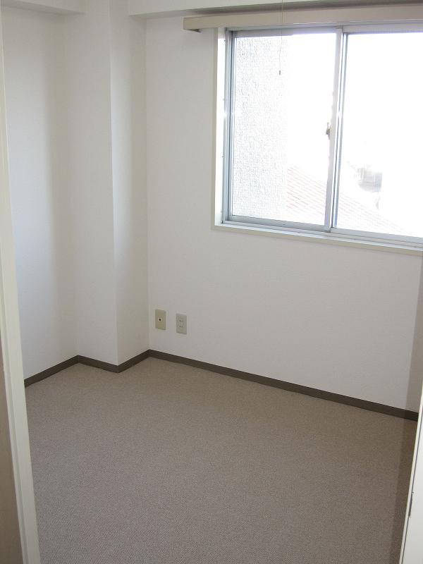 Non-living room. Closet: with window, Good per yang.