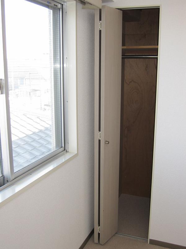 Receipt. Storeroom ・ The Western-style there is a tall storage.