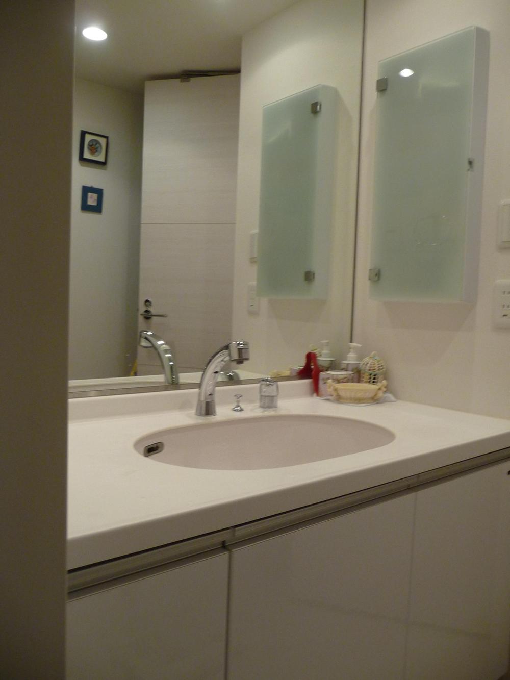 Wash basin, toilet