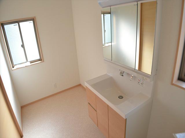 Wash basin, toilet. Size of the wash room is clear