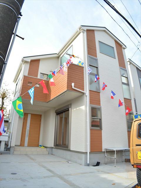 Local photos, including front road. Living environment favorable