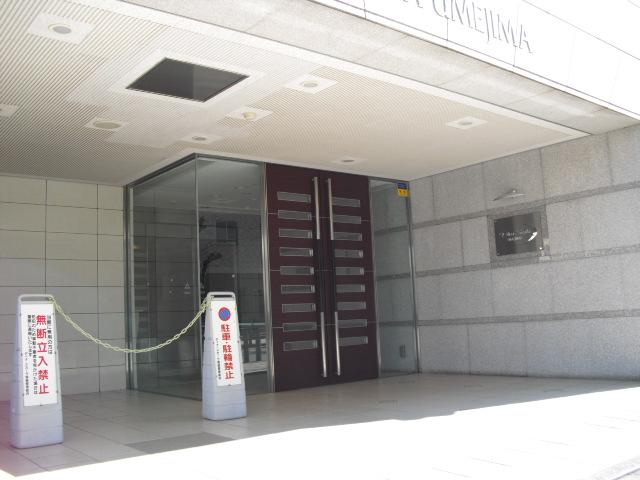 Entrance. Auto-lock corresponding Entrance