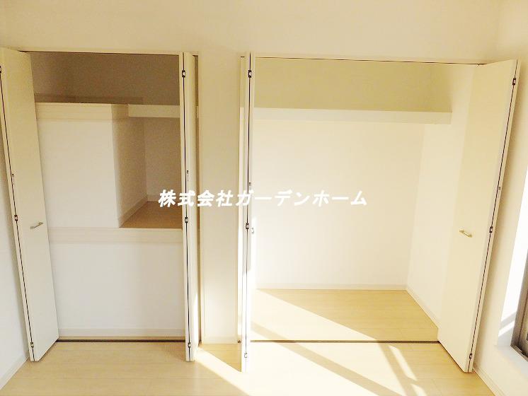 Receipt. Spacious storage space will enter a lot of luggage!