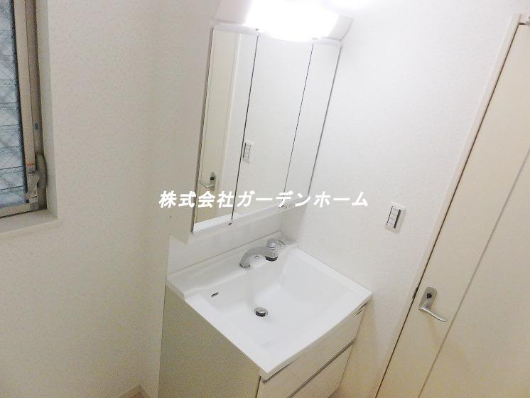 Wash basin, toilet. Since the three-sided mirror is a very easy-to-use wash basin space also is enough to put the thing !!