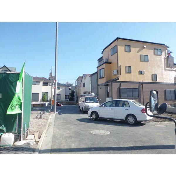 Local photos, including front road. Frontal road