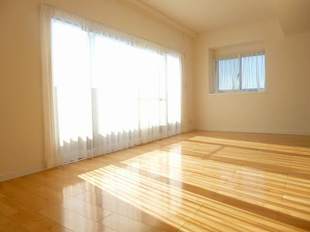 Living. 3 direction room ・ It is a three-sided lighting.