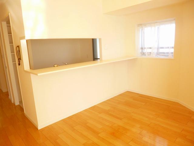 Living. Dining space.