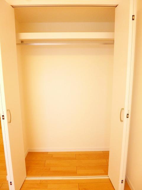 Non-living room. Western-style about 5.5 Pledge closet.