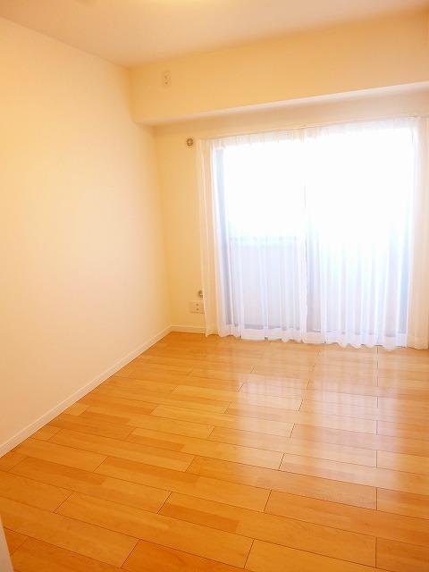 Non-living room. Western-style about 5.5 Pledge.