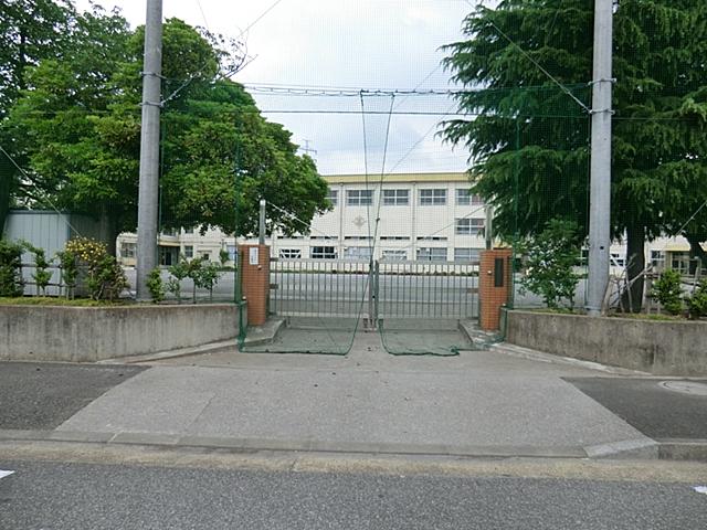 Primary school. Uwanumata until elementary school 170m