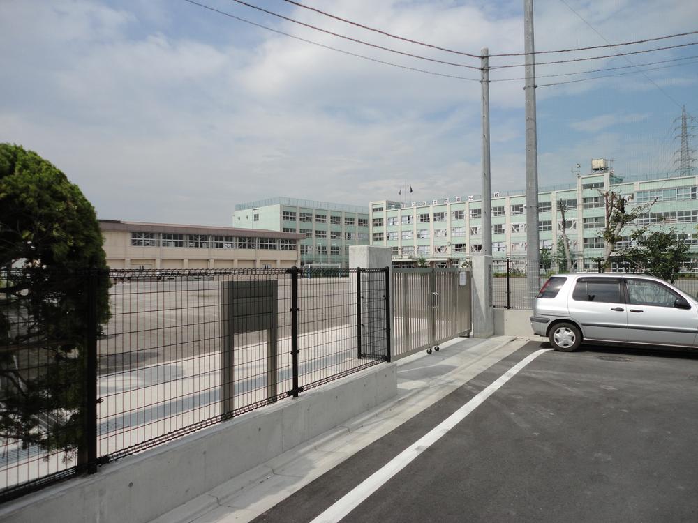 Junior high school. 423m to Adachi Ward flower garden junior high school