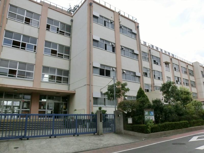 Junior high school. Higashiayase 1300m until junior high school