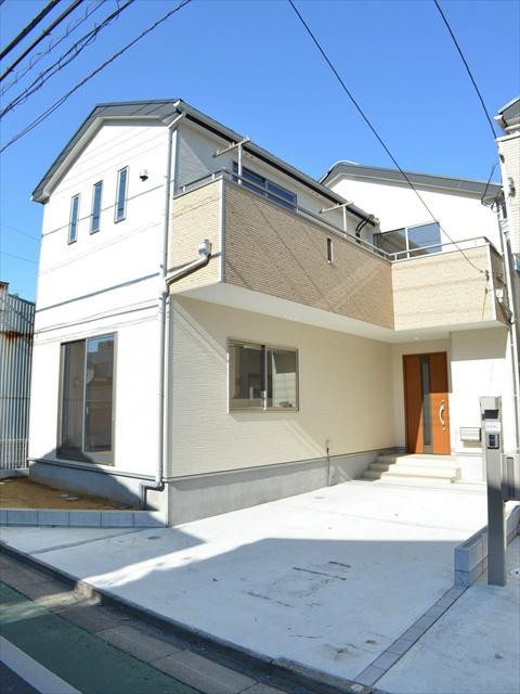 Local appearance photo. Facing the south road