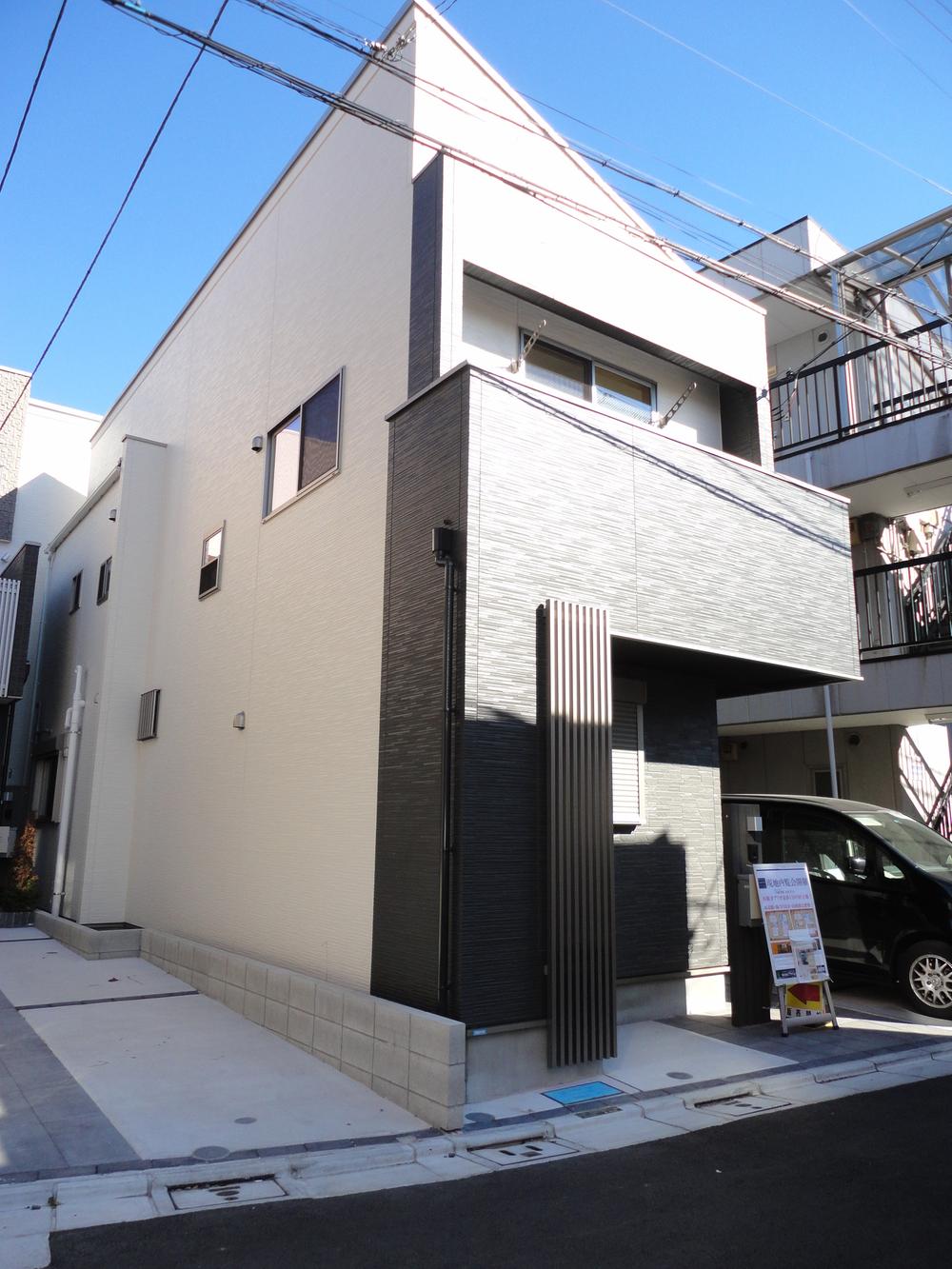 Local appearance photo. Local (11 May 2013) shooting A Building