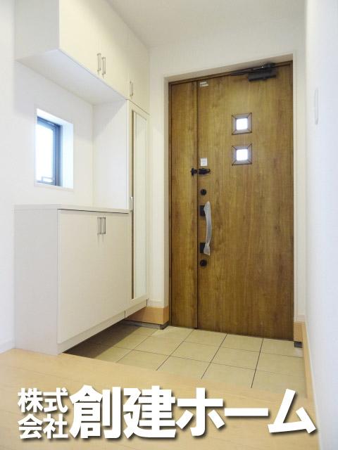 Entrance. Plenty of entrance storage