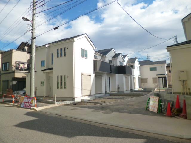 Local photos, including front road. Parking work is also happy to!