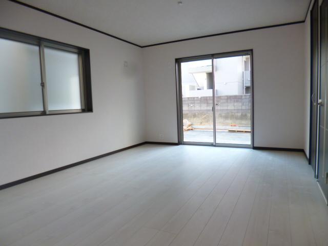 Living. South-facing LDK is about 17 Pledge