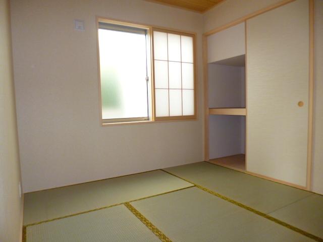 Non-living room. Japanese-style room of the southwest angle also sunny