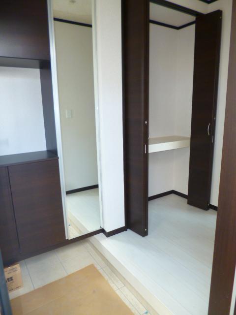 Entrance. Storage rich entrance