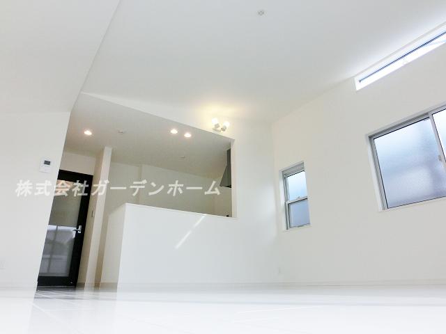 Living.  ■ Wider family of smile in the bright living room ■