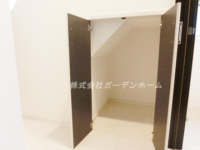 Receipt.  ■ Convenient staircase under storage ■
