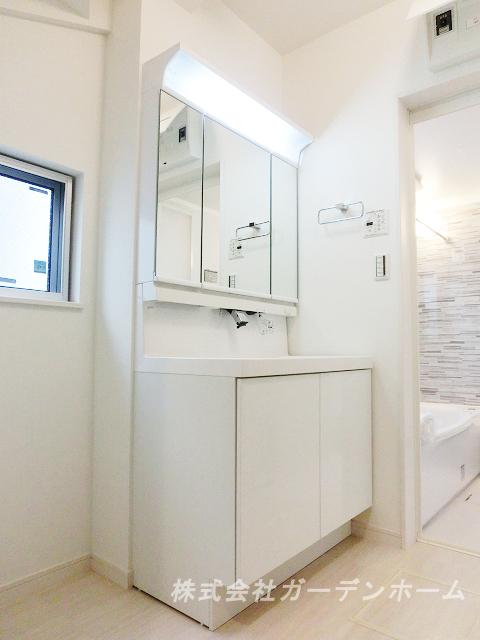 Wash basin, toilet.  ■ Independent wash basin indispensable for grooming ■