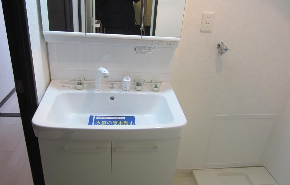 Wash basin, toilet