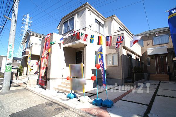 Local appearance photo. Plenty of sunshine and a pleasant breeze pour in residence