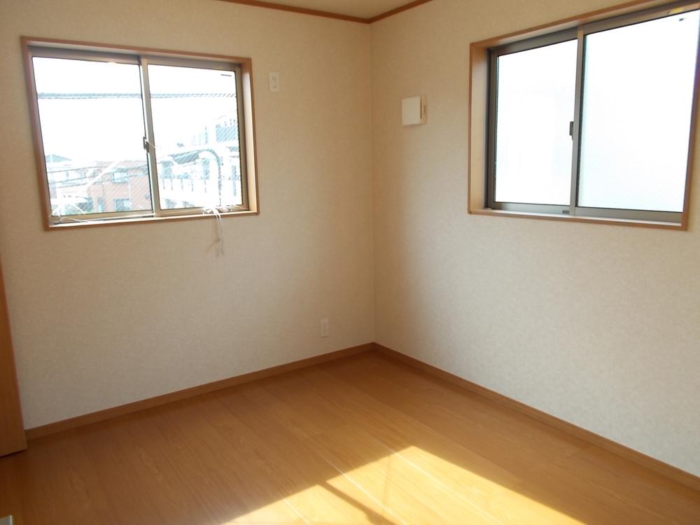 Same specifications photos (Other introspection). Two-sided lighting of the bright rooms of the single-family unique