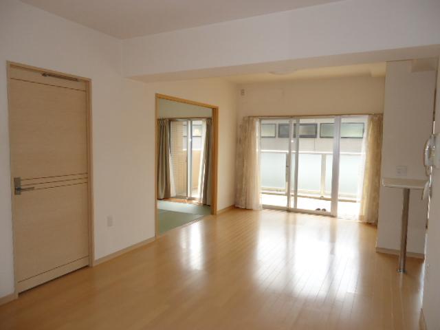 Living. Bright living-dining facing the south-facing (2013 August shooting)