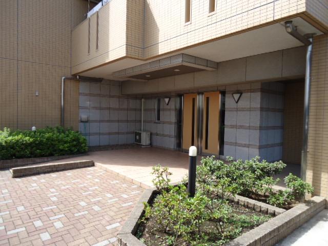 Entrance. TV monitor with auto-lock marked with the entrance (2013 August shooting)
