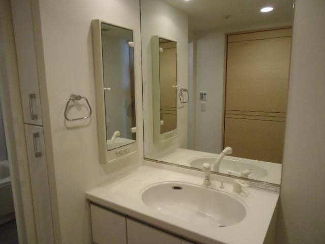 Wash basin, toilet. Vanity (2013 August shooting)