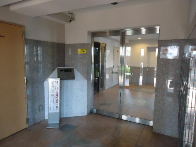 Entrance. The TV monitor with intercom, It is possible to visually recognize the visitor from the room.