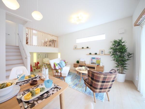 Other Equipment. Standard equipment gas hot-water floor heating in the living-dining. About 2.2m Haisasshi in the living dining ceiling height of about 2.7m. 