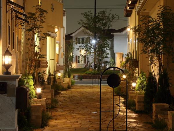 Local photos, including front road.  [Footpath]  ※ Footpath the July shooting people and the season 2013 is coming and going. You can stroll to migration the "palette coat six-cho, Tokyo mind City". 