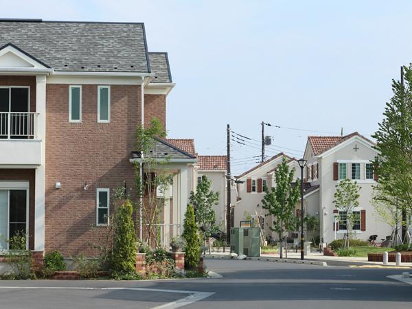 Local photos, including front road.  [Local appearance photo]  ※ July shooting for lush scenery formation 2013, And garden tub provided in the portion facing the road to take advantage aggressively. 