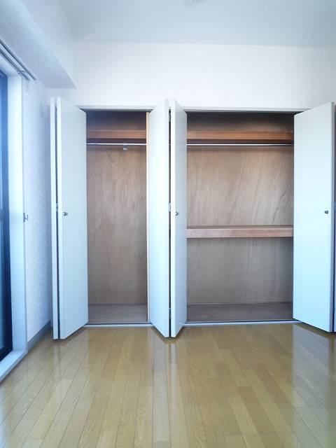 Receipt. Yes each room storage. You can store plenty