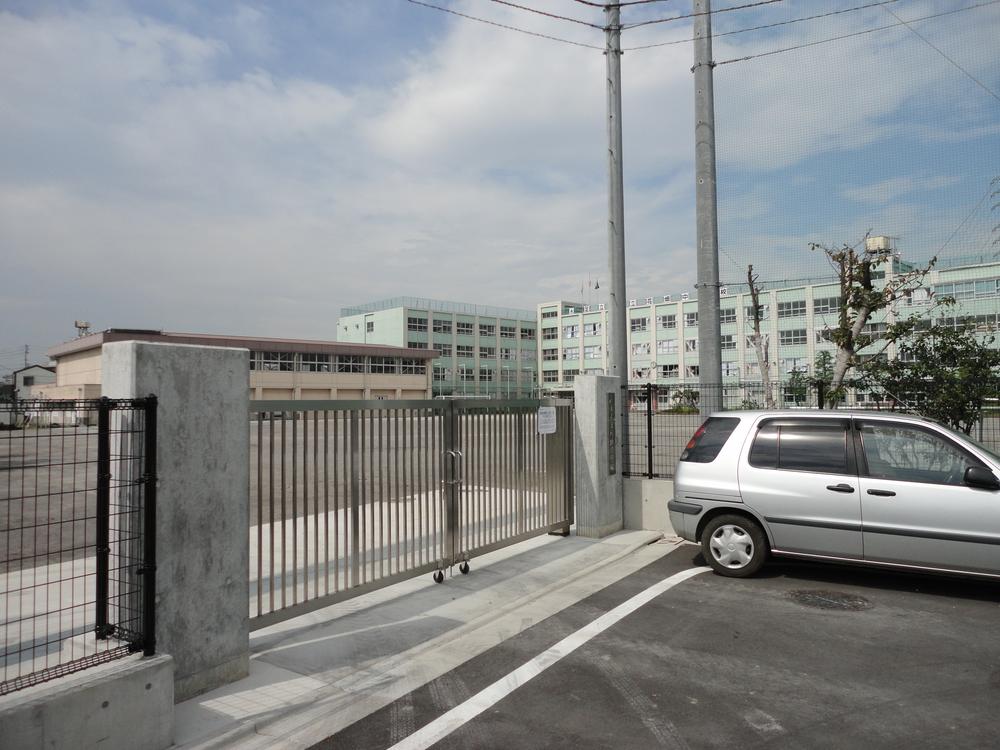 Junior high school. 291m to Adachi Ward flower garden junior high school