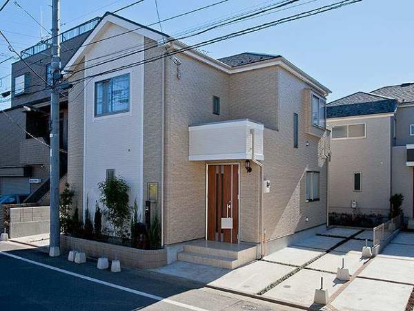 Local photos, including front road. Local (2013.11)