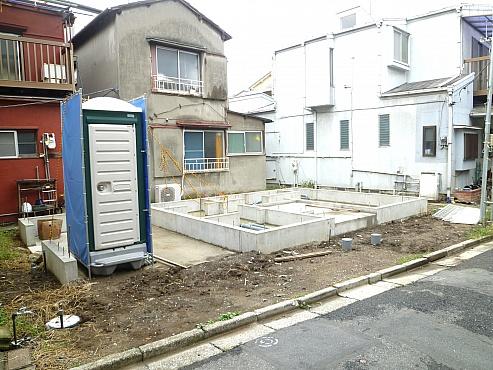 Local photos, including front road. Local (October 1, shooting)