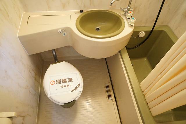 Bath. 3-point UB, such as hotels