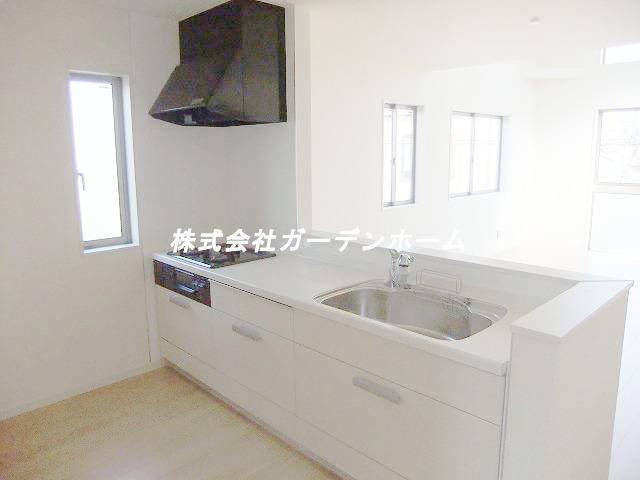 Kitchen. Popular face-to-face system kitchen to wife